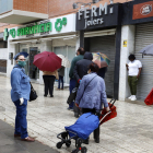 Ciutadans fan cua davant d'una farmàcia a Lleida en una imatge d'arxiu.
