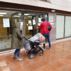 Una parella amb el nadó a l’entrar ahir al matí al Registre Civil de Lleida.