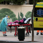 Los sanitarios trasladan a un paciente en Zaragoza.
