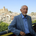 Josep Vallverdú, al balcó del seu actual domicili a Balaguer, amb Santa Maria al fons.