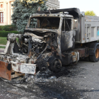 Imagen de un vehículo destrozado en los disturbios.