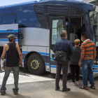 Pasajeros subiendo ayer en Tàrrega a un autocar hacia Barcelona.