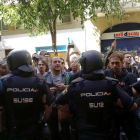 La Policia Nacional va envoltar la seu de la CUP a Barcelona el 20-S.