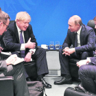Imatge d’arxiu de Boris Johnson parlant amb Vladímir Putin.