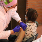 Vacunes contra la grip a la població de risc en pavellons de Lleida i Térmens
