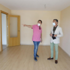 Un agent immobiliari mostra un pis a un client, ahir.