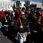 Miles de personas salieron ayer a las calles en Grecia para protestar por la reforma de las pensiones.