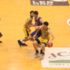 Carlos Gasque porta la pilota davant de Jaime Fernández.