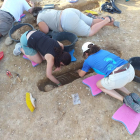 Un equipo de 20 personas trabaja en las excavaciones del Pla d’Almatà de Balaguer donde se han descubierto 32 tumbas del s.XI. 