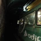 Els treballs d'Adif a la catenària del túnel entre Lleida i Raimat, on ha quedat aturat un tren de mercaderies perilloses.