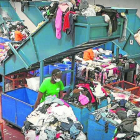 Un magatzem de la roba destinada al reciclatge.