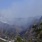 Vista parcial de la zona afectada por el incendio de la isla de Gran Canaria, ayer, aún humeante.