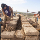 Una treintena de arqueólogos y estudiantes participan estas semanas en la construcción de la casa.