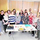 Las monitoras y las participantes en el taller de cocina, que tuvo lugar ayer en Lleida bajo el lema ‘Cuinant la memòria’. 