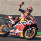 Marc Màrquez saluda l’afició de MotorLand després de firmar el millor crono en MotoGP.