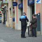Un agente de la Guardia Urbana de La Seu d’Urgell advirtiendo a una vecina. 