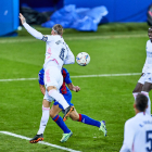 Sergio Ramos toca el balón con el brazo durante el partido del domingo frente al Eibar.