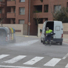 Treballs de desinfecció a l’avinguda del Canal de Mollerussa.