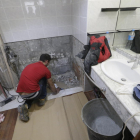 Un operari treballant ahir en la reforma d’un bany.
