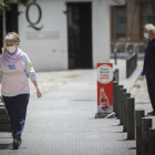 Una mujer con careta y guantes, ayer, en una calle de Sevilla.