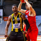 Wendell Davis celebra una cistella durant el partit de diumenge contra el Sant Adrià.