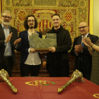 Albert Barqué-Duran y Marc Marzenit, ayer con el premio Ciutat de Lleida junto a Larrosa, Peris y Calaf.