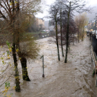 Imagen de ayer de la crecida del río Noguera Pallaresa a su paso por la capital del Sobirà. 