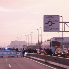 Lleida - A primera hora del matí un piquet informatiu es va mobilitzar per l’Ll-11 fins al CIM de Lleida, el centre integral de mercaderies, que va quedar paralitzat fins ben entrada la jornada. El piquet va provocar que es registrés una cua de ...