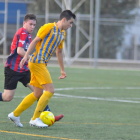 Enríquez trata de robar el balón a un jugador del Atlètic Sant Just, ayer durante el partido.