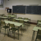 Una de las múltiples aulas que ayer quedaron totalmente vacías en los institutos del Camp Escolar en Lleida ciudad.