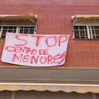 Una de les pancartes en contra del centre de menors que els veïns de Rubí han penjat.