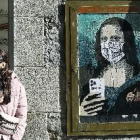 El artista Tvboy retrata en Barcelona a la Gioconda con mascarilla y móvil
