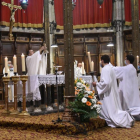 Missa a Solsona en record de les víctimes del Covid - El bisbe de Solsona va oficiar ahir una missa a la qual van assistir mig centenar de capellans i en què hi va haver una pregària pels morts per coronavirus a la diòcesi. La cerimònia va ser ...