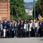 La plana mayor de las entidades y partidos independentistas acompañan a Torra, ayer, en Barcelona.