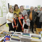 Josep Borrell, el pasado día 9 en la biblioteca de Aitona junto a la consellera Laura Borràs y la alcaldesa.
