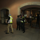 Mossos a la salida del registro que practicaron en el ayuntamiento el 15 de noviembre de 2016.