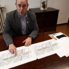 El alcalde de Balaguer, con los nuevos planos de Territorio. 