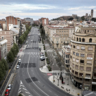La ciudad de Lleida, un desierto sin apenas coches ni peatones por las calles