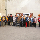 Imagen de los pensionistas reunidos ayer ente la Paeria.