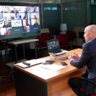 El president de la Reial Federació Espanyola de Futbol, Luis Rubiales, conversa per videoconferència amb els presidents de les territorials.