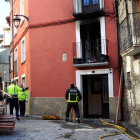 Imatge de bombers davant l’edifici afectat pel foc, ahir.