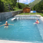 Dos de les usuàries que van estrenar ahir la temporada de les piscines termals d’Arties.
