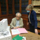 Varela firma la cessió del seu llegat a l’Arxiu.