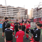 Un entrenador del Atlètic Segre dando una charla en inglés a sus jugadores. Derecha, jugadoras del Club Bàsquet Lleida.