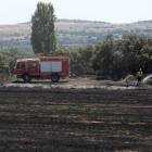 Efectivos de los Bomberos de la Generalitat en las tareas de extinción del incendio en Cubells. 