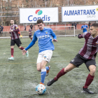 Un jugador del Lleida disputa el balón con un rival en una acción del partido.