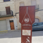 La ubicació de l’escultura fins dissabte a la plaça de la Granadella i l’actual, en un racó.