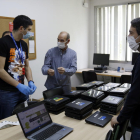 Responsables de l'institut Josep Lladonosa i tècnics preparen els ordinadors.