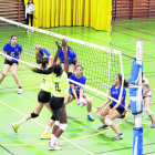 Una acción del partido disputado anoche en el pabellón Joan Oró.