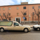 Un coche fúnebre aparcado ante la residencia de Tremp el pasado 15 de diciembre.